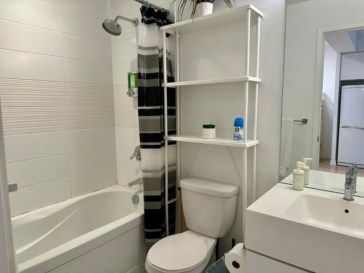 דירה טורונטו Comfy 1Bdrm & Bunk Bed Plus Sofabed Plus Terrace & Parking